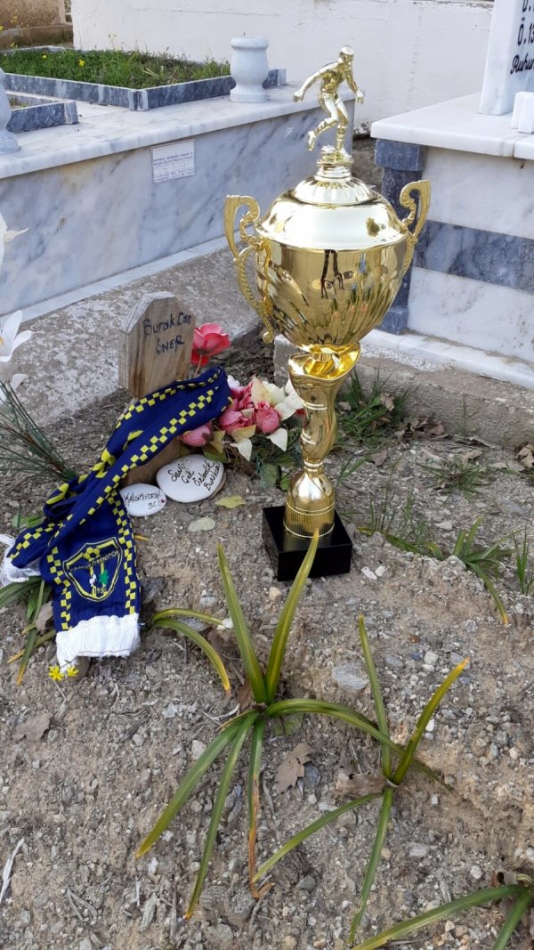 sampiyonluk-kupasini-takim-arkadaslarinin-mezarina-goturduler-8986-dhaphoto5.jpg