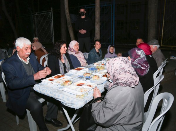 aydinda-17-ilcede-iftar-sofrasi-5794-dhaphoto4.jpg