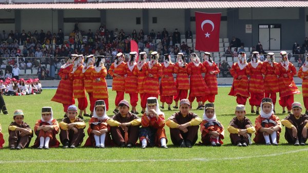 aydinda-yedi-bolgenin-halk-oyunlariyla-23-nisan-coskusu-5823-dhaphoto13.jpg