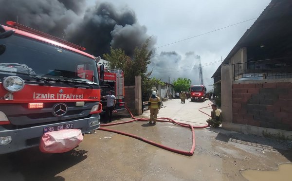 izmirde-geri-donusum-fabrikasinda-yangin-2-4267-dhaphoto5.jpg