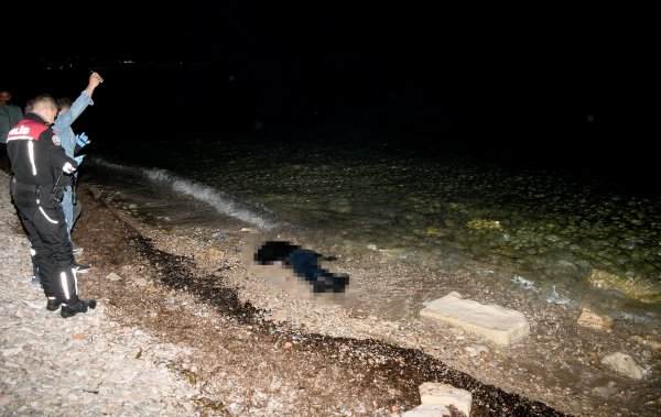 kusadasi-sahilinde-erkek-cesedi-bulundu-8121-dhaphoto2.jpg