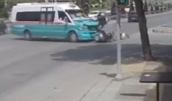 minibusle-motosikletin-carpistigi-kaza-kamerada-3163-dhaphoto4.jpg
