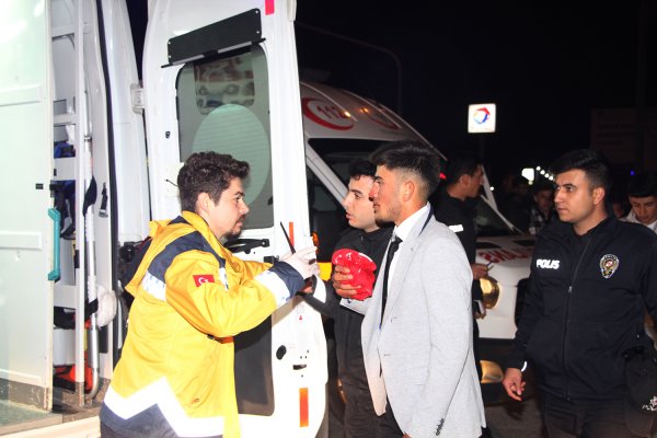asker-eglencesinden-donen-gencler-kaza-yapti6-yarali-4346-dhaphoto3.jpg