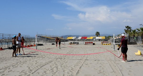 plaj-voleybolunda-dunyanin-gozu-kusadasinda-6391-dhaphoto1.jpg