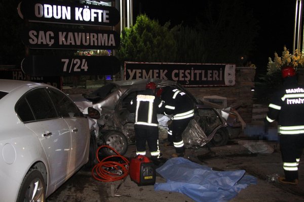 manisada-2-otomobil-carpisti-4-olu-2-agir-yarali-yeniden-8770-dhaphoto13.jpg