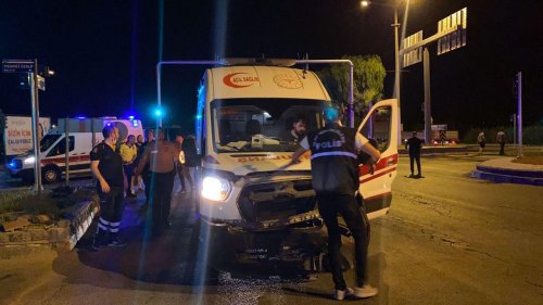 ambulansla-otomobil-carpisti-3-yarali-5777-dhaphoto1.jpg