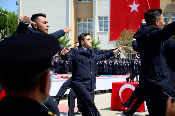 aa-20220622-28226371-28226358-aydinda-egitimini-tamamlayan-483-polis-adayi-yemin-etti.jpg