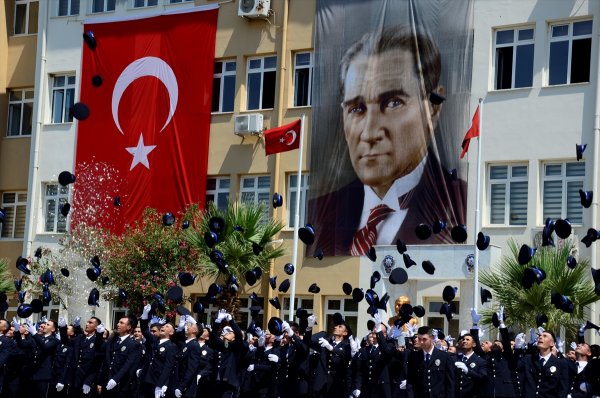 aa-20220622-28226371-28226363-aydinda-egitimini-tamamlayan-483-polis-adayi-yemin-etti.jpg