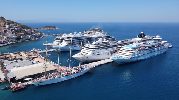 aa-20220705-28338783-28338773-kusadasi-5-kruvaziyerle-gelen-yaklasik-6-bin-700-turisti-agirladi.jpg