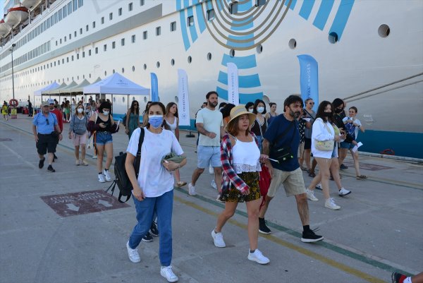 aa-20220705-28338783-28338777-kusadasi-5-kruvaziyerle-gelen-yaklasik-6-bin-700-turisti-agirladi.jpg