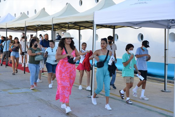 aa-20220705-28338783-28338779-kusadasi-5-kruvaziyerle-gelen-yaklasik-6-bin-700-turisti-agirladi.jpg