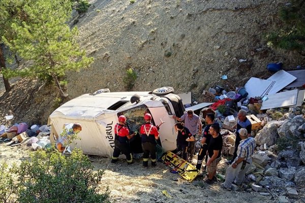 aa-20220709-28380120-28380118-denizlide-sarampole-devrilen-minibusun-surucusu-yaralandi-001.jpg