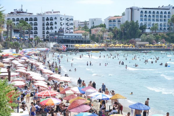 aa-20220710-28387436-28387422-kusadasi-ve-didimdeki-plajlarda-bayram-tatili-yogunlugu.jpg
