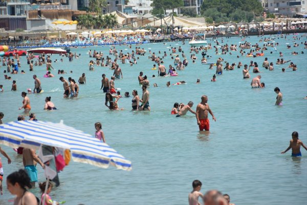 aa-20220710-28387436-28387434-kusadasi-ve-didimdeki-plajlarda-bayram-tatili-yogunlugu.jpg