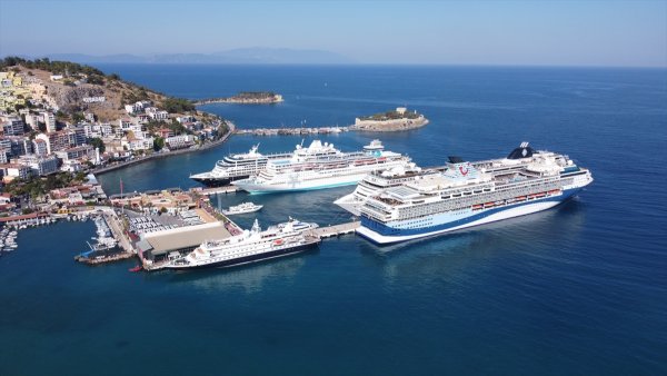aa-20220712-28399053-28399041-kusadasina-2-gunde-kruvaziyerlerle-16-bin-turist-geldi.jpg