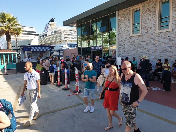 aa-20220712-28399053-28399048-kusadasina-2-gunde-kruvaziyerlerle-16-bin-turist-geldi.jpg