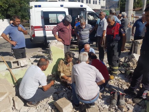 aa-20220715-28423969-28423966-aydinda-yiktiklari-duvarin-altinda-kalan-2-kisi-yaralandi.jpg