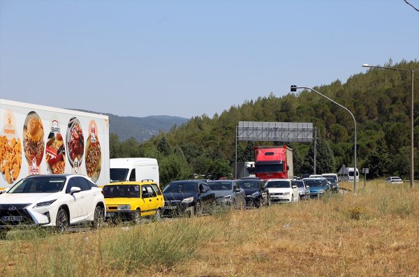 aa-20220716-28433763-28433760-muglada-tatilciler-donus-yolunda-yogunluk-olusturdu.jpg