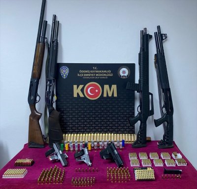 aa-20220724-28489994-28489993-izmirde-silah-ticareti-yaptiklari-iddiasiyla-3-kisi-yakalandi.jpg