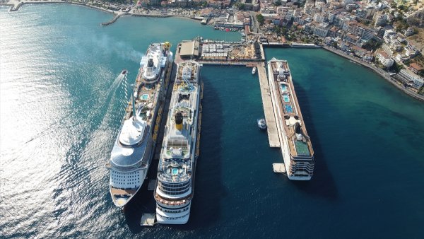 aa-20220803-28562103-28562096-kusadasi-3-kruvaziyerle-gelen-8-bin-270-turisti-agirladi.jpg