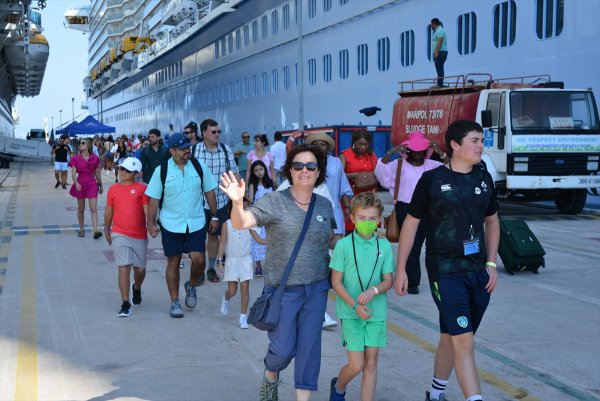 aa-20220803-28562103-28562099-kusadasi-3-kruvaziyerle-gelen-8-bin-270-turisti-agirladi.jpg