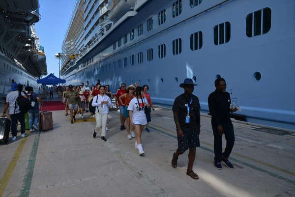 aa-20220803-28562103-28562100-kusadasi-3-kruvaziyerle-gelen-8-bin-270-turisti-agirladi.jpg