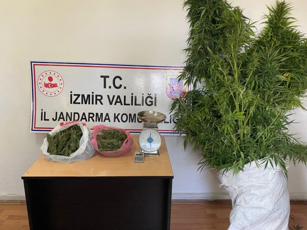 aa-20220827-28740586-28740585-izmirdeki-uyusturucu-operasyonlarinda-6-supheli-tutuklandi.jpg