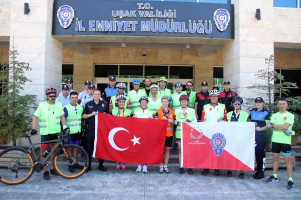 aa-20220829-28756867-28756865-aydindan-30-agustos-turuna-cikan-bisikletciler-usaka-ulasti.jpg