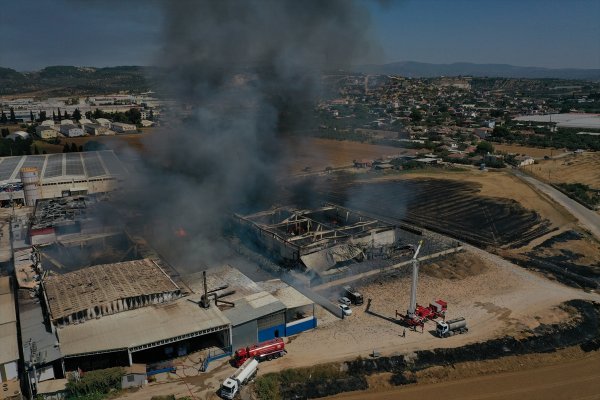 aa-20220917-28921556-28921552-izmirdeki-kozmetik-fabrikasinda-cikan-yangina-mudahale-suruyor.jpg