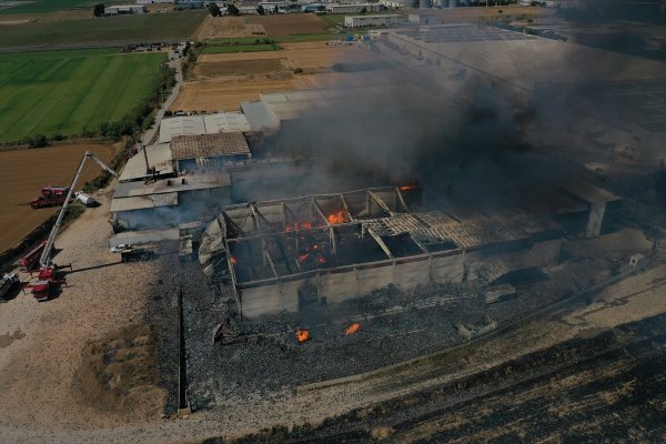 aa-20220917-28921556-28921555-izmirdeki-kozmetik-fabrikasinda-cikan-yangina-mudahale-suruyor.jpg