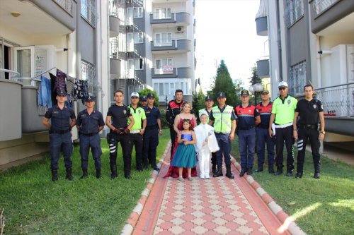 aa-20220925-28986034-28986029-aydinda-polis-ve-jandarma-sunnet-olan-sehit-cocugunun-arac-konvoyuna-katildi.jpg