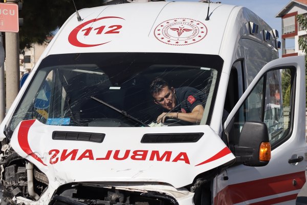 aa-20220927-29003963-29003961-denizlide-ambulansla-hafif-ticari-aracin-carpismasi-sonucu-5-kisi-yaralandi.jpg