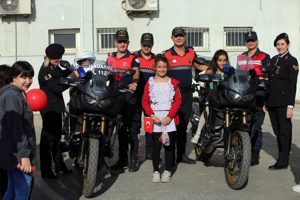 aa-20221011-29128205-29128194-aydin-jandarmasi-kiz-cocuklarini-misafir-etti.jpg