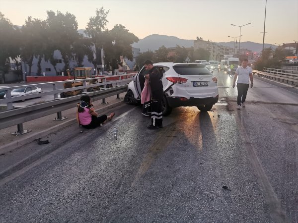 aa-20221012-29136376-29136375-aydinda-bariyere-carpan-otomobildeki-3-kisi-yaralandi.jpg