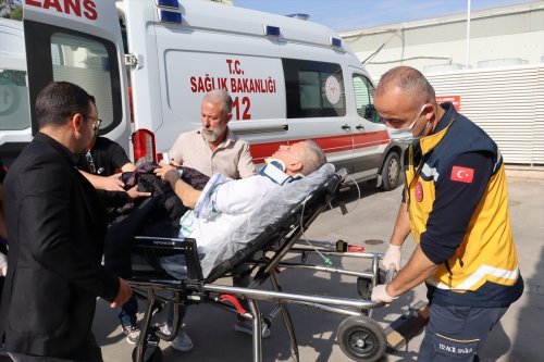 aa-20221015-29163488-29163487-denizlispor-ekibini-tasiyan-minibusun-aydinlatma-diregine-carpmasi-sonucu-4u-futbolcu-12-kisi-yaralandi.jpg