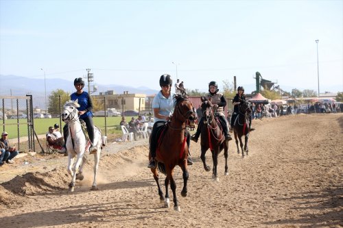 aa-20221023-29232222-29232221-aydinda-rahvan-at-yarislari-gerceklestirildi.jpg