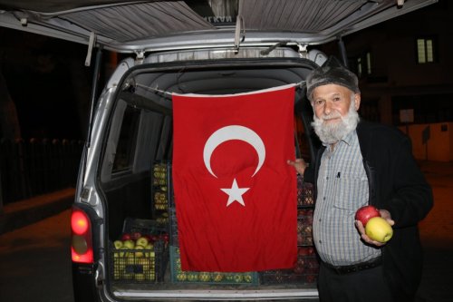 aa-20221030-29298272-29298270-elmaci-dede-denizlide-yetistirdigi-elmalari-mehmetcik-icin-topladi.jpg