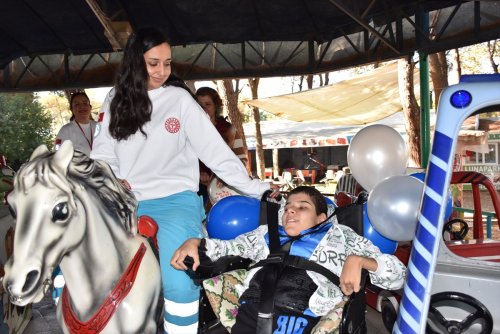 aa-20221115-29443034-29443029-aydinda-saglik-ekibi-engelli-cocugu-lunapark-ve-hayvanat-bahcesine-goturdu.jpg