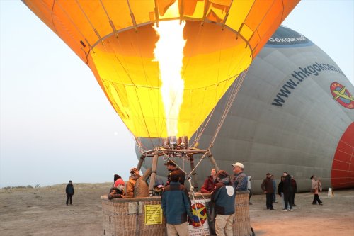 aa-20221115-29444019-29444002-pamukkalede-balon-turizmi-giderek-gelisiyor.jpg