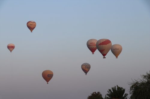 aa-20221115-29444019-29444003-pamukkalede-balon-turizmi-giderek-gelisiyor.jpg