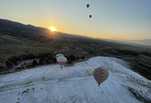 aa-20221115-29444019-29444006-pamukkalede-balon-turizmi-giderek-gelisiyor.jpg