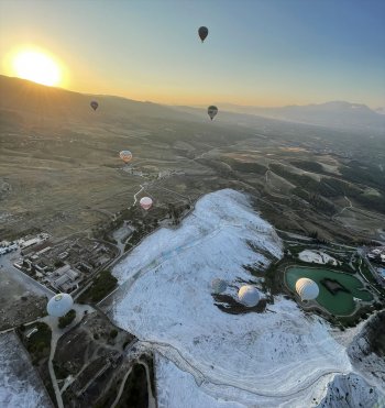 aa-20221115-29444019-29444011-pamukkalede-balon-turizmi-giderek-gelisiyor-001.jpg