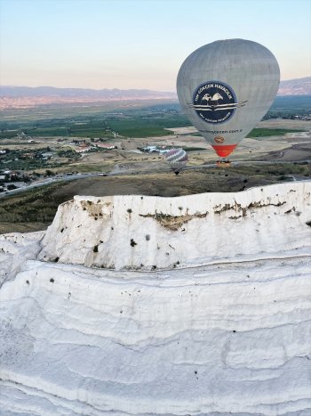aa-20221115-29444019-29444012-pamukkalede-balon-turizmi-giderek-gelisiyor.jpg