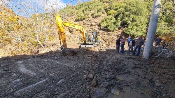 aa-20221122-29507346-29507344-tirede-toprak-kaymasi-sonucu-kapanan-koy-yolunda-calisma-yapildi.jpg
