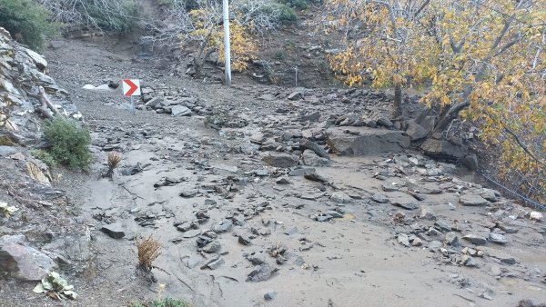 aa-20221122-29507346-29507345-tirede-toprak-kaymasi-sonucu-kapanan-koy-yolunda-calisma-yapildi.jpg