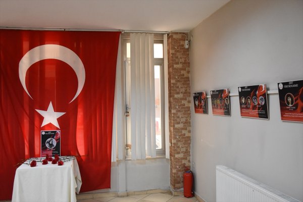 aa-20221123-29518292-29518285-germencikte-sehit-ogretmenlerin-fotograflarindan-olusan-sergi-acildi.jpg