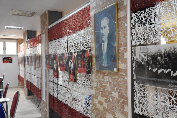 aa-20221123-29518292-29518286-germencikte-sehit-ogretmenlerin-fotograflarindan-olusan-sergi-acildi.jpg