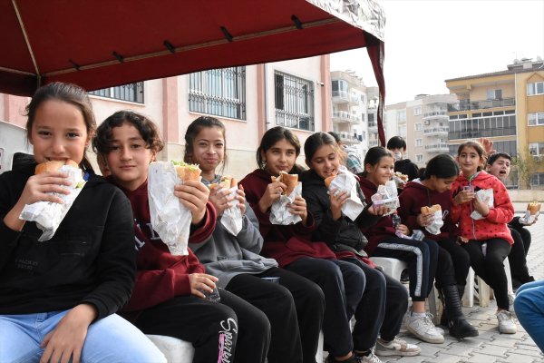 aa-20221130-29596254-29596253-germencikte-ortaokul-ogrencilerine-balik-ekmek-ikrami.jpg