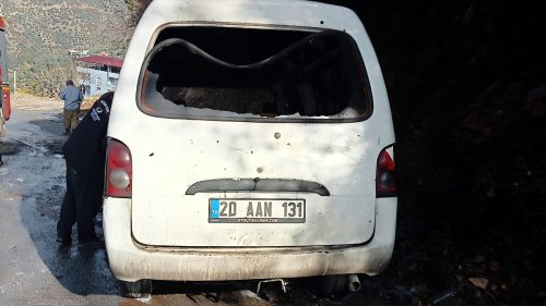 aa-20221209-29688151-29688150-koskte-park-halindeyken-yanan-minibuste-hasar-olustu.jpg