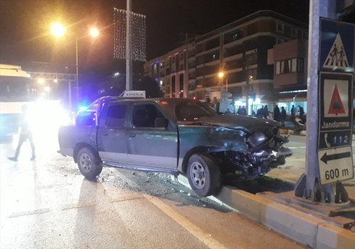 aa-20221213-29721887-29721886-aydinda-hafif-ticari-araclarin-carpistigi-kazada-2-yarali.jpg